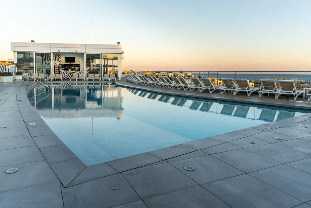 be.kini Pool Bar & Restaurant - be.hotel Malta be.kini Pool Bar & Restaurant w hotelu be.hotel Malta